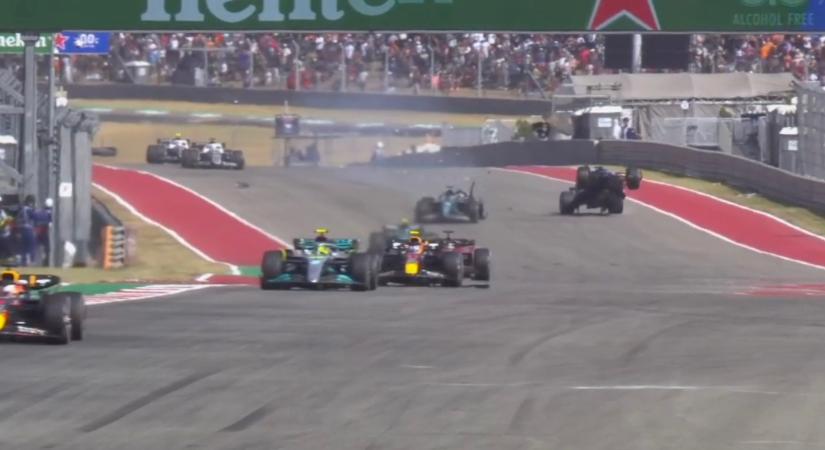 Így néz ki egy életveszélyes manőver, ami után az F1-pilóta eltiltását követelték