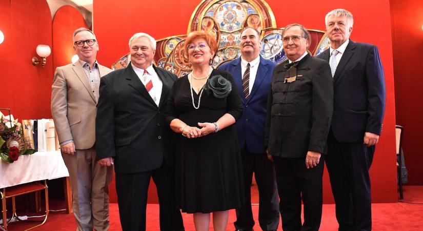 Örömkönnyek hullottak a megható ünnepségen, hat kiváló segítőjét köszöntötte a Jász Múzeum