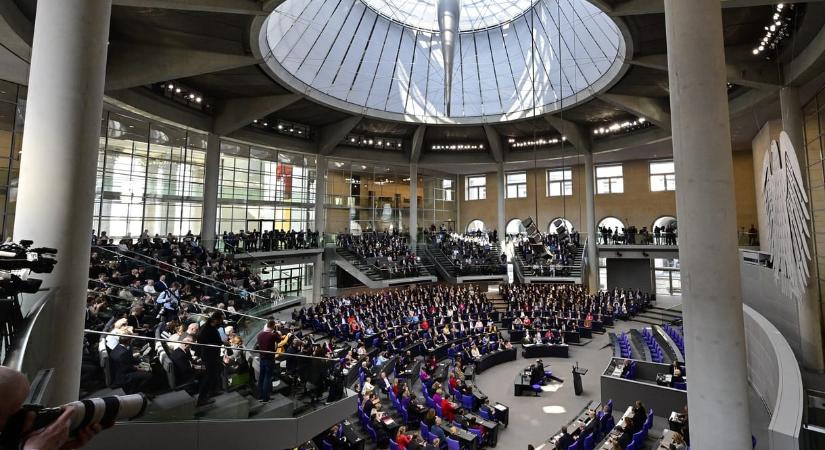 Egymásnak feszültek a német kormánypártok a sorkatonaság visszaállítása miatt