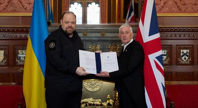 Hatályba lépett az Ukrajna és Nagy-Britannia közötti 100 éves partnerségi megállapodás