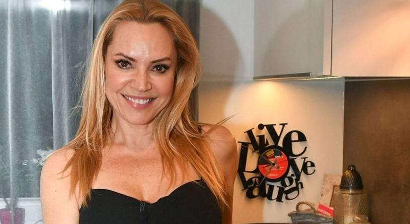 Nem tudsz máshova nézni: Sári Évi szexi testén feszül a bikini