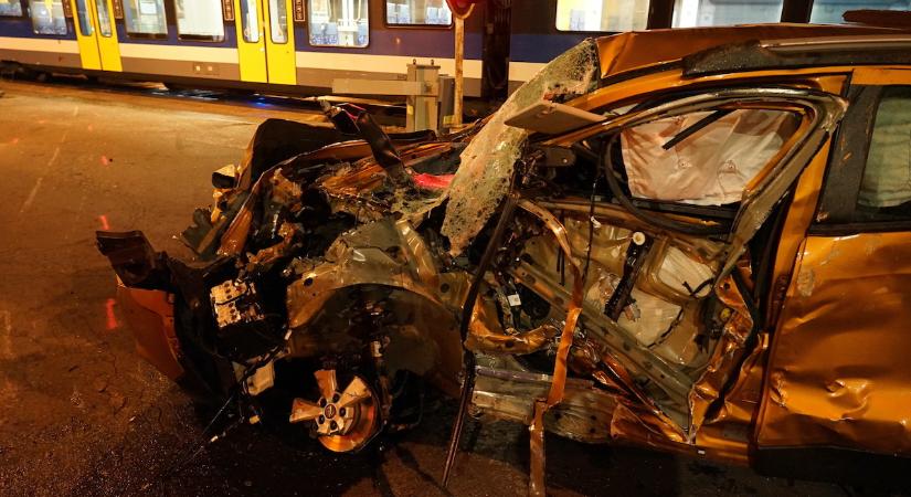 Vonat és autó ütközött Budapesten, az autó totálkárosra tört