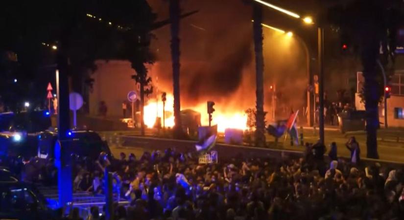 „A népirtóknak bűnhődniük kell” – így gyújtogatnak Barcelona utcáin a palesztinpárti tüntetők (Videó)