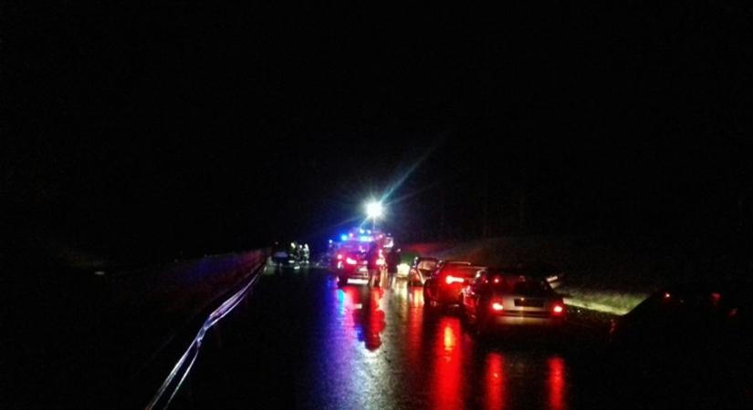 Szalagkorlátnak ütközött egy autó késő este az M3-ason