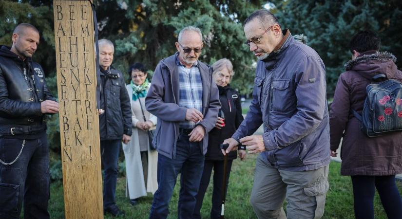 A Közlekedési Balesetekben Elhunytak kopjafánál emlékeztek