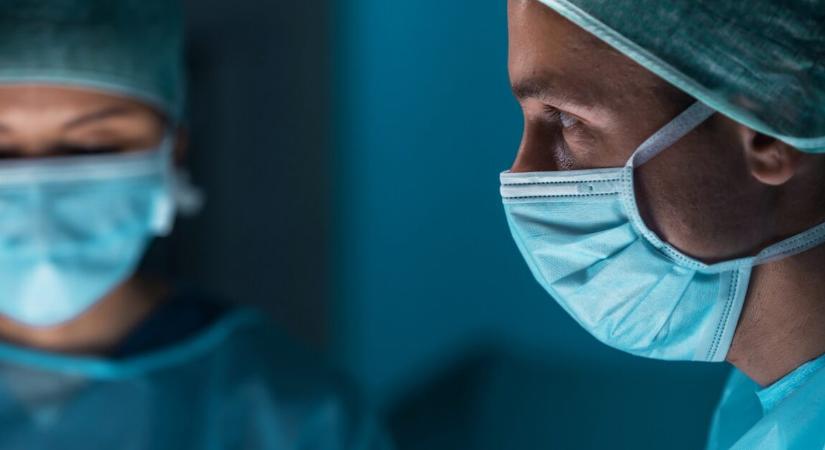 Egy ritka betegséggel élő férfi 18 éves korában megtudta, 22 évet kell várnia a csípőprotézis beültetésére