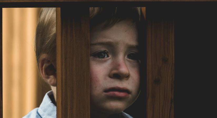 „Nem akarok meghalni!” – mondta a kisfiú, akire anyja kerozint öntött