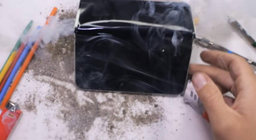 Videón, ahogy tesztelés közben robbant fel a kezében a Google Pixel 10 Pro Fold