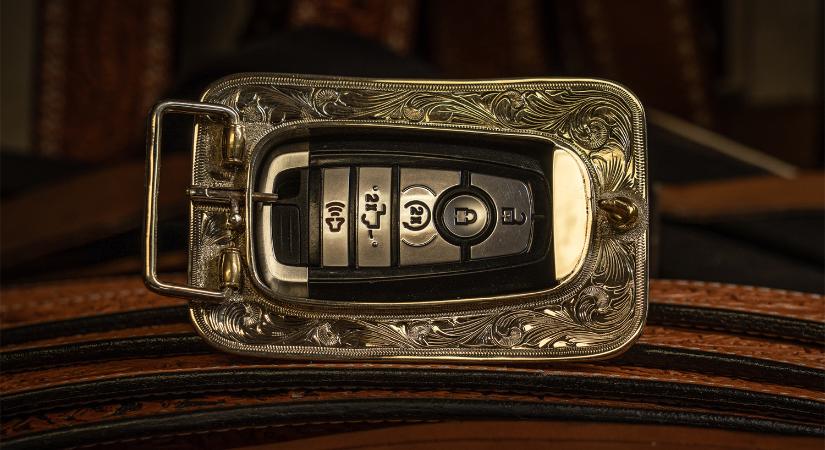 A nadrágszíj csatjába rejtett slusszkulcs annyira menő, hogy nehezen találjuk a szavakat