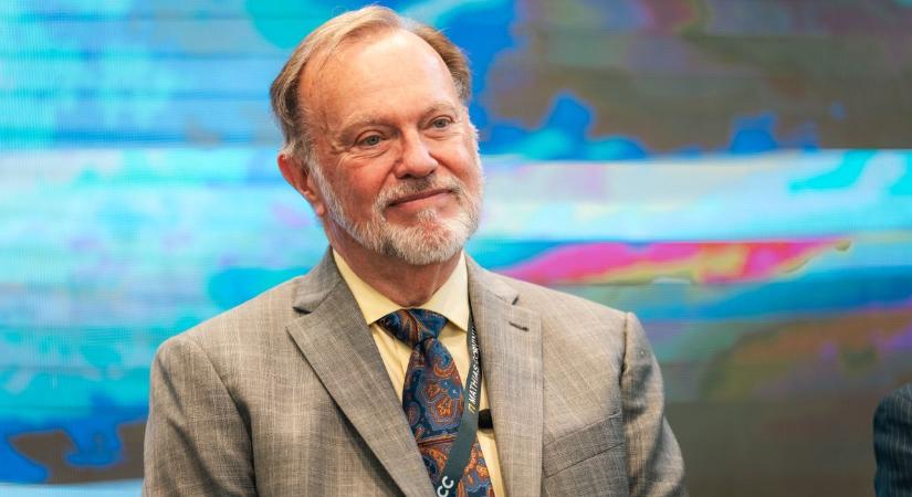 „Ki kell nyilvánítani, hogy a migráció nem alapvető emberi jog” – magyar származású volt amerikai helyettes államtitkár a Mandinernek