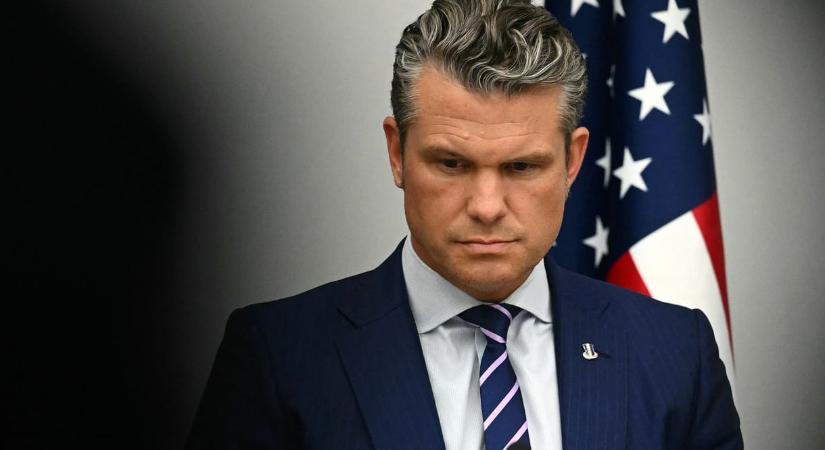 Megrepedt szélvédő miatt kellett leszállnia az amerikai hadügyminiszter repülőgépének