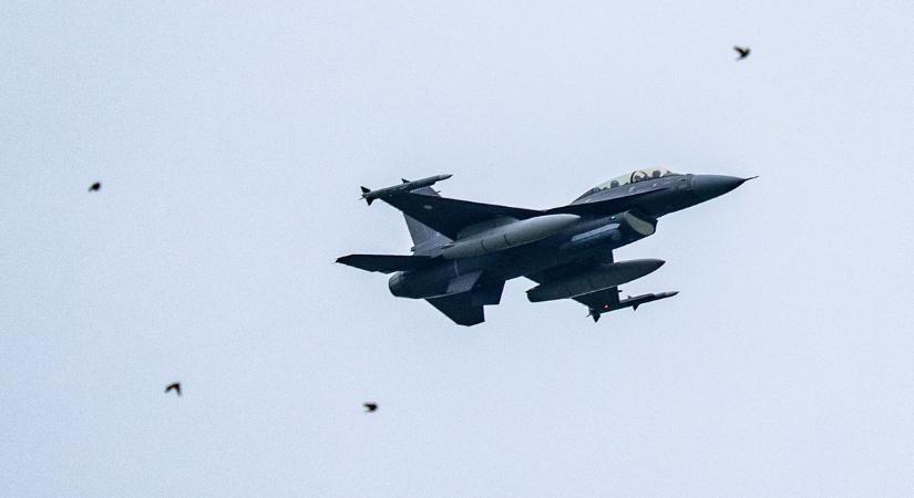 Zelenszkij örülhet: újabb nyugat-európai ország erősítette meg, átadja nekik az F-16-os flottáját - csak az a baj, hogy az ukrán pilóták még nem állnak készen a vadászgépekre