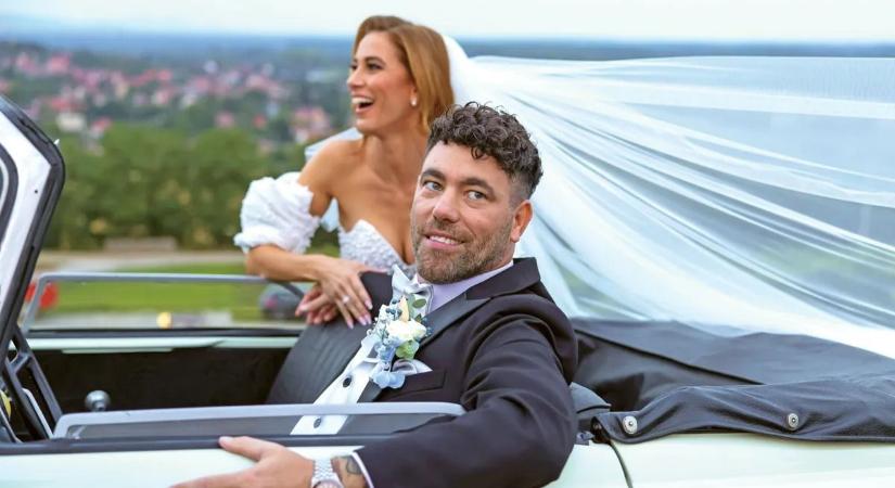 Édes titkuk lehet, de az mindent elárul, ahogy Krausz Gábor, Mikes Anna hasára tette a kezét