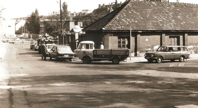 Győri vasúti átjáró, mely 14 óra alatt 1100 autót akadályozott az átkelésben