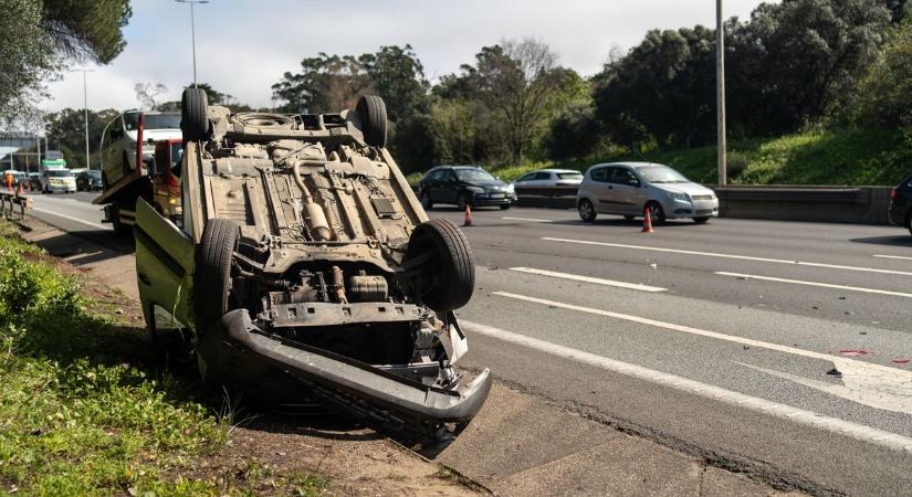Árokba hajtott egy autó Hódmezővásárhely közelében: tűzoltók érkeztek a helyszínre