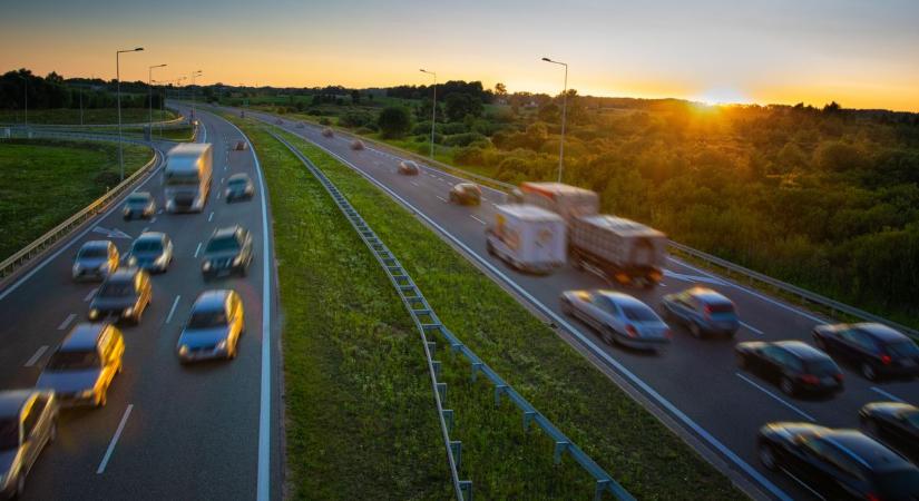 Balesetet okozott, majd elhajtott a sofőr az M1-en - videó