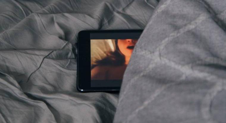Kirúgtak egy amerikai tisztviselőt, miután véletlenül 187 ezer pornóképet töltött fel egy kormányzati hálózatra