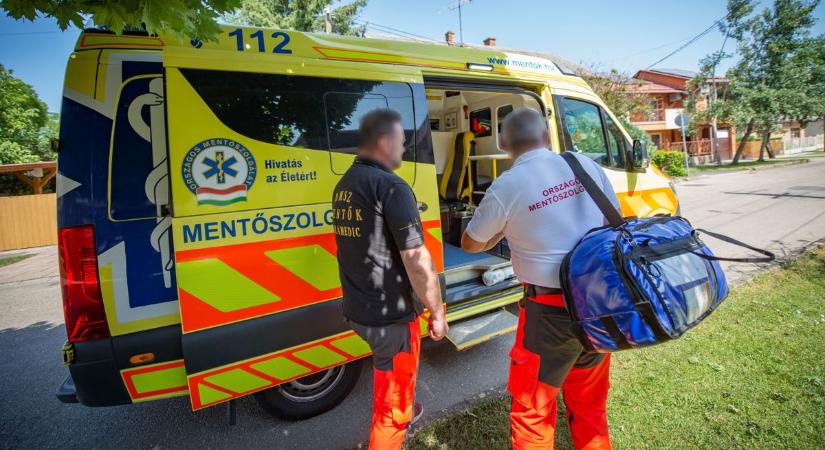 Miközben érte küzdöttek, rátámadt egy mentőápolóra a részeg nyugdíjas
