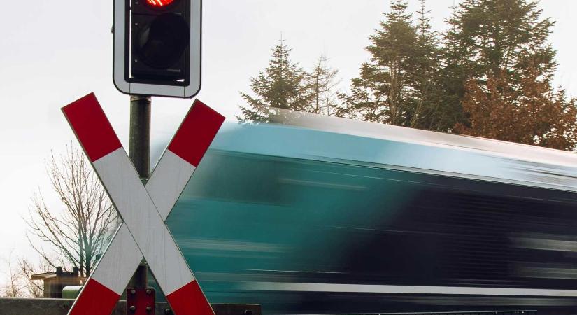 Keresik a sofőrt, aki áthajtott a leeresztett vasúti sorompó alatt