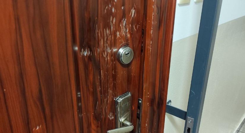 Húsklopfolóval verte a debreceni lakás ajtaját