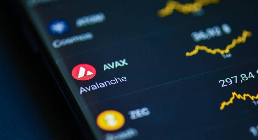 Az AVAX 32 dollár közelében konszolidál, miközben az Avalanche-ökoszisztéma kereskedési volumene 106 milliárd dollár fölé nőtt