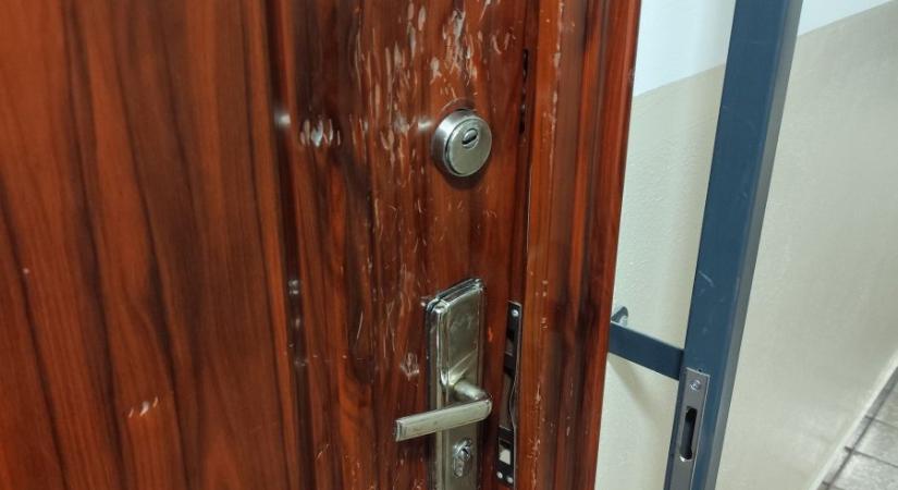 Bedrogozva, húsklopfolóval ütötte egy lakás ajtaját egy nő Debrecenben