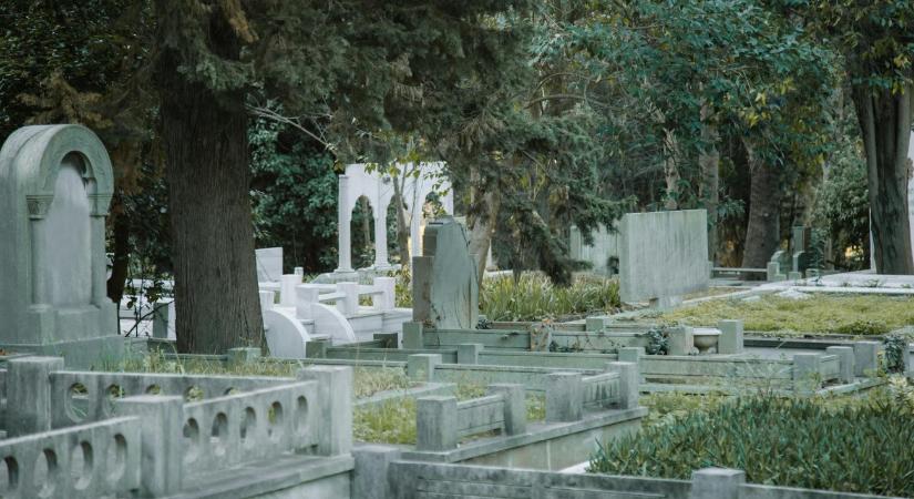 Elhunyt férje sírjában rejtegette fia kábítószerét egy hevesi asszony