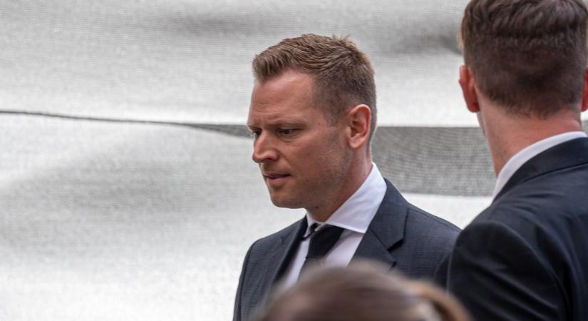 444: Legalább 24 milliárd forintot kereshettek Tiborcz-közeli cégek az állami napelempark-felvásárláson