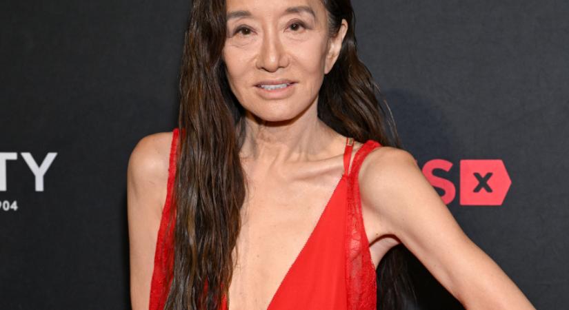 A 76 éves Vera Wang egy merész piros ruhában tündökölt