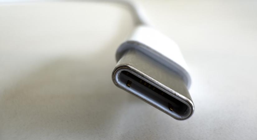 Nagy változás jön 2028 októberében a mobiltöltőknél
