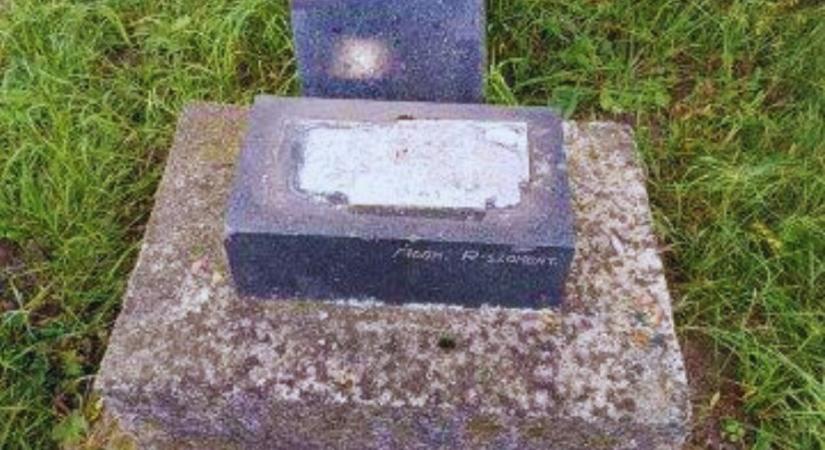 Sírköveket rongáltak egy magyarlakta község temetőjében (FOTÓK)