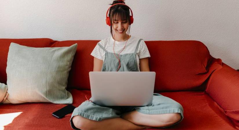 Gyorsabban megy a munka, ha ezeket hallgatod – Ez a 3 fajta zene segít koncentrálni