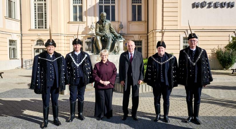 Sulyok Tamás Komáromban rótta le tiszteletét Jókai Mór emléke előtt