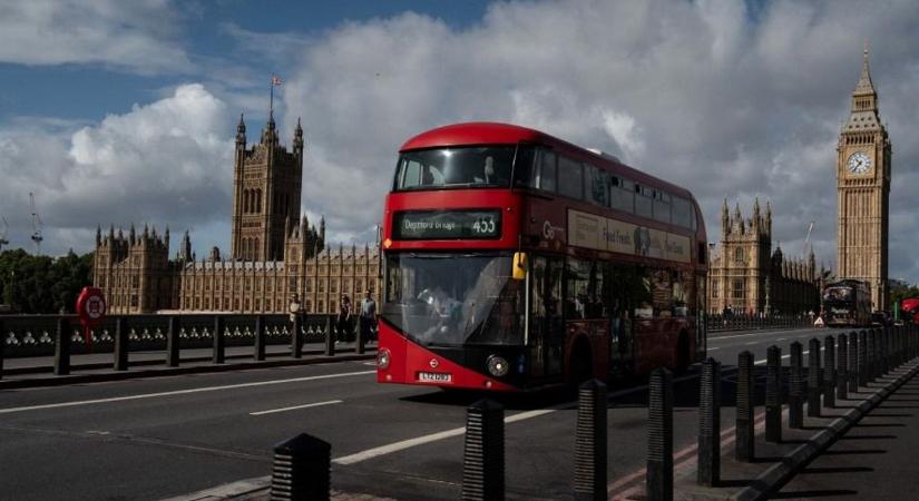 Kirúgtak Angliában egy buszsofőrt, mert Szoboszlaiék mezében volt