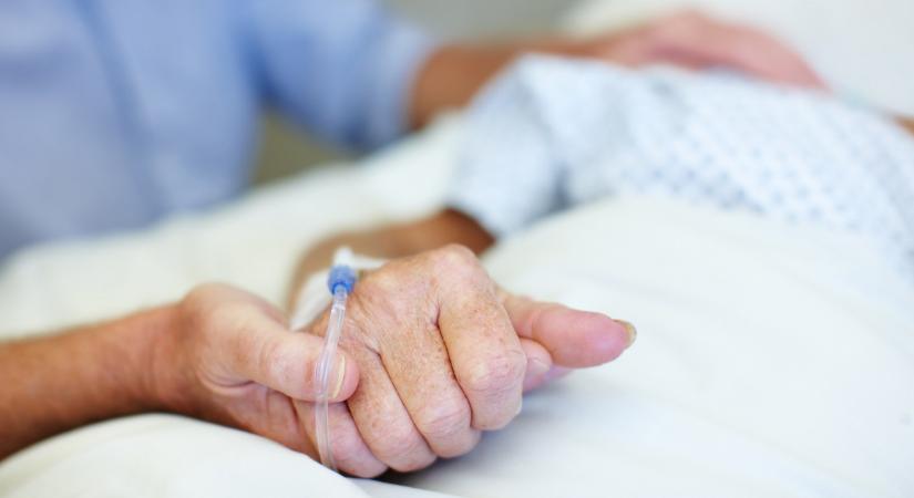Leírta a hozzátartozó, hogy bántak egy haldokló beteggel az Ajkai kórházban