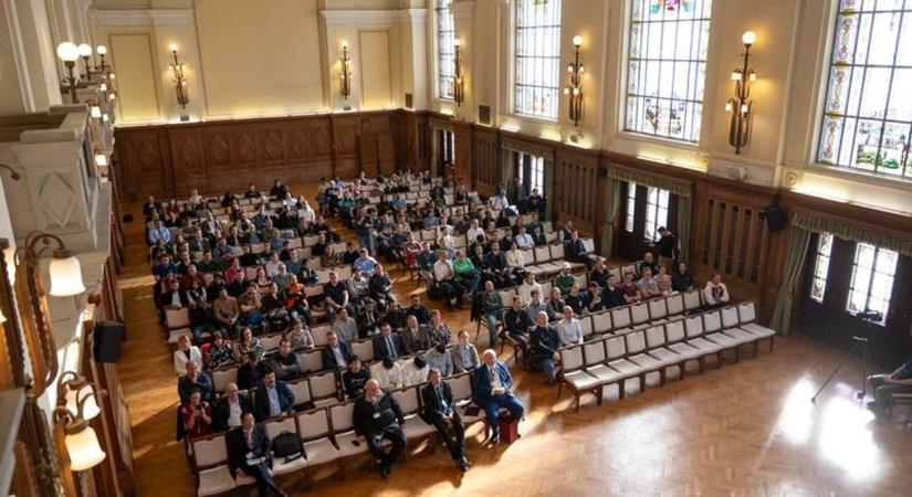 Világhírű tudósok gyűltek össze Debrecenben: a mesterséges intelligencia jövőjét formálják az egyetemen