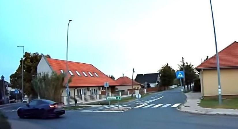 Videó: két kört akart driftelni a körforgalomban a BMW-s, de nem adta ki