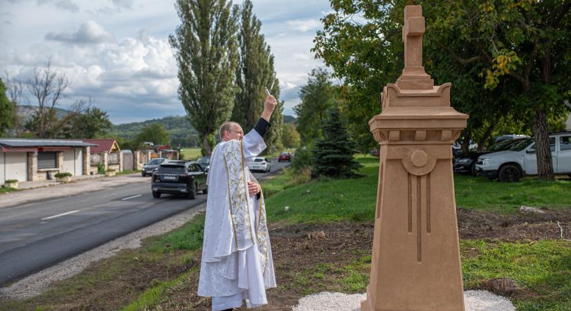 Megújult József királyi herceg emlékműve Leányváron