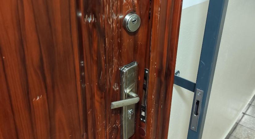 Bedrogozva, húsklopfolóval verte barátja ajtaját egy részeg nő Debrecenben
