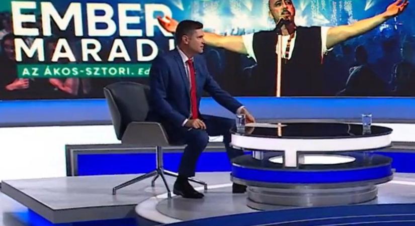 A köztévé Ákosról szóló beszélgetése közben egy másik Ákos fotóját vetítették ki a háttérben