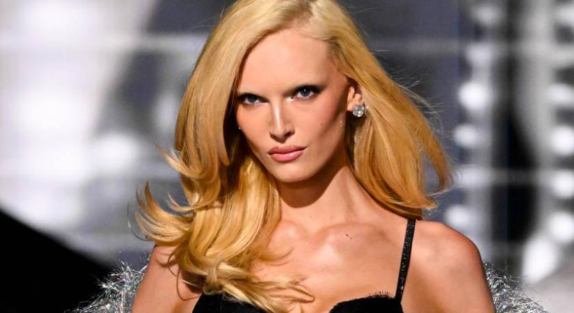 Transznemű nő is végigvonult a Victoria's Secret kifutóján: így ragyogott Alex Consani a legendás modellek mellett