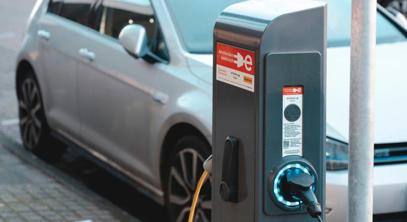 Az elektromobilitás új korszaka: miért most kell lépniük a magyar autóipari szereplőknek?