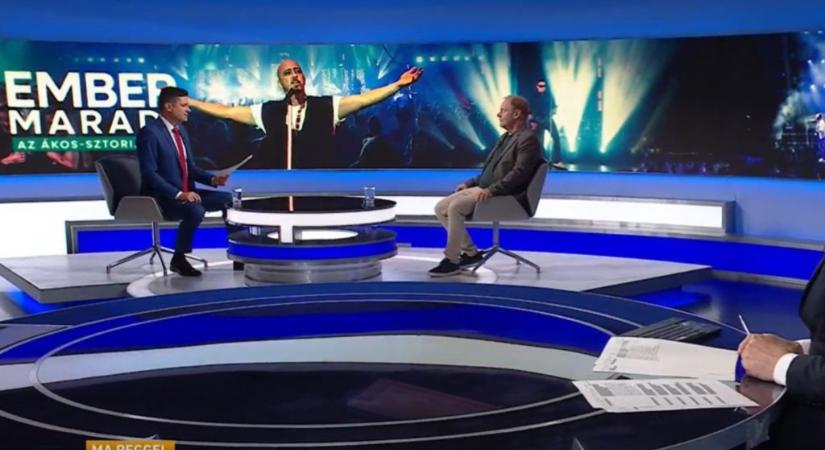 Ákos új dokumentumfilmje volt a téma a köztévén, a beszélgetés hátterében Dobrády Ákos fotójával illusztrálták ezt