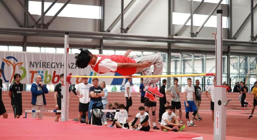 Ezüst a Toldi magasugróinak, bronz a Munkácsy futóinak