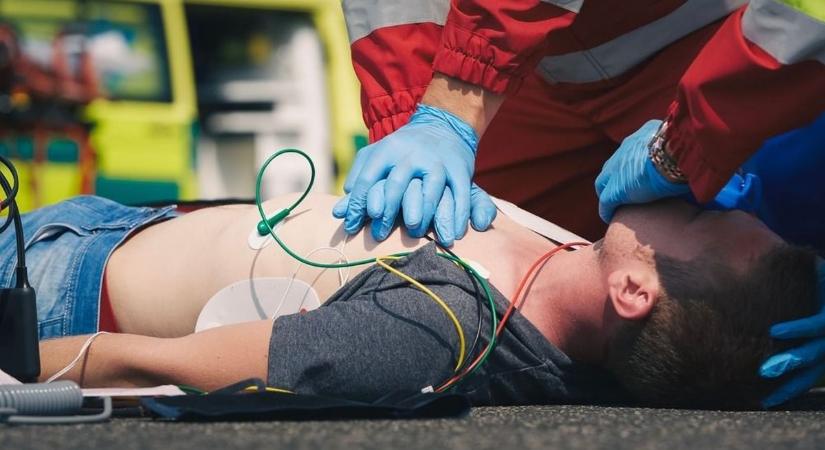 Húsz percenként minden előjel nélkül megáll valakinek a szíve