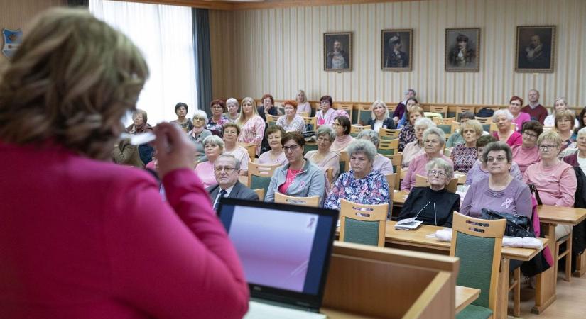 Rózsaszín szalagokkal és lufikkal irányították a figyelmet a korai felismerés és a rendszeres szűrés fontosságára (galéria, videó)