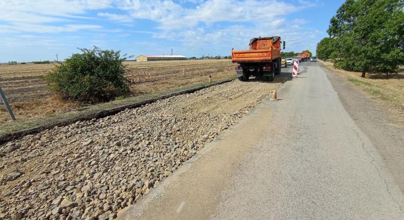 Gőzerővel dolgoznak a munkagépek egy 200 milliós beruházás helyszínén, a Jászságban