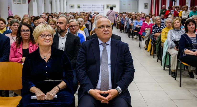 Pénzügyi tudatosság fontossága – A köztársasági elnök felesége is a szépkorú hallgatók között