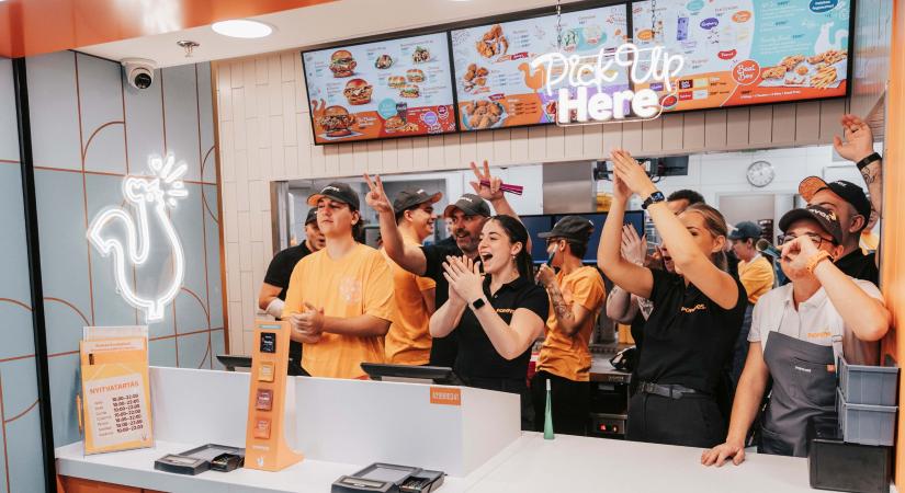 Több százan ünnepelték Magyarország első Popeyes éttermének grandiózus megnyitóját Budapesten