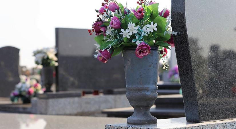Katolikus temetőkből lopták el a márványvázákat